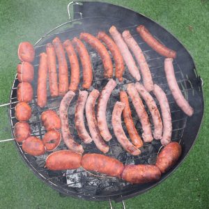 Pack de carnes y embutidos tradicionales para barbacoa en Murcia, con chorizo, morcilla, salchicha, costillas y panceta.