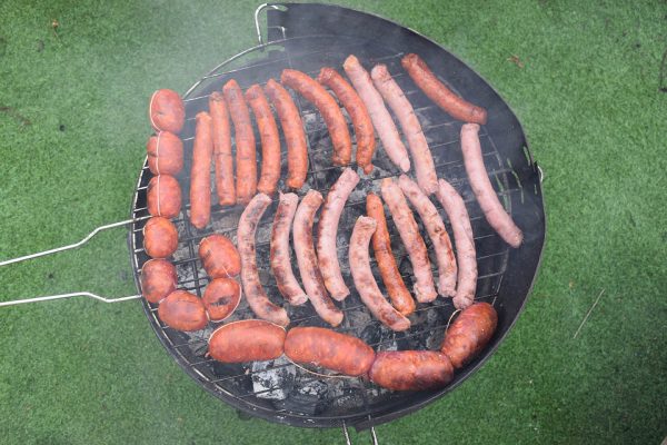 Pack de carnes y embutidos tradicionales para barbacoa en Murcia, con chorizo, morcilla, salchicha, costillas y panceta.