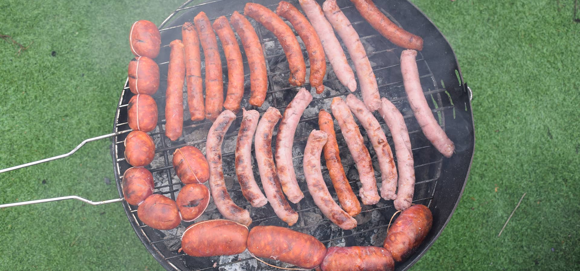 Pack de carnes y embutidos tradicionales para barbacoa en Murcia, con chorizo, morcilla, salchicha, costillas y panceta.